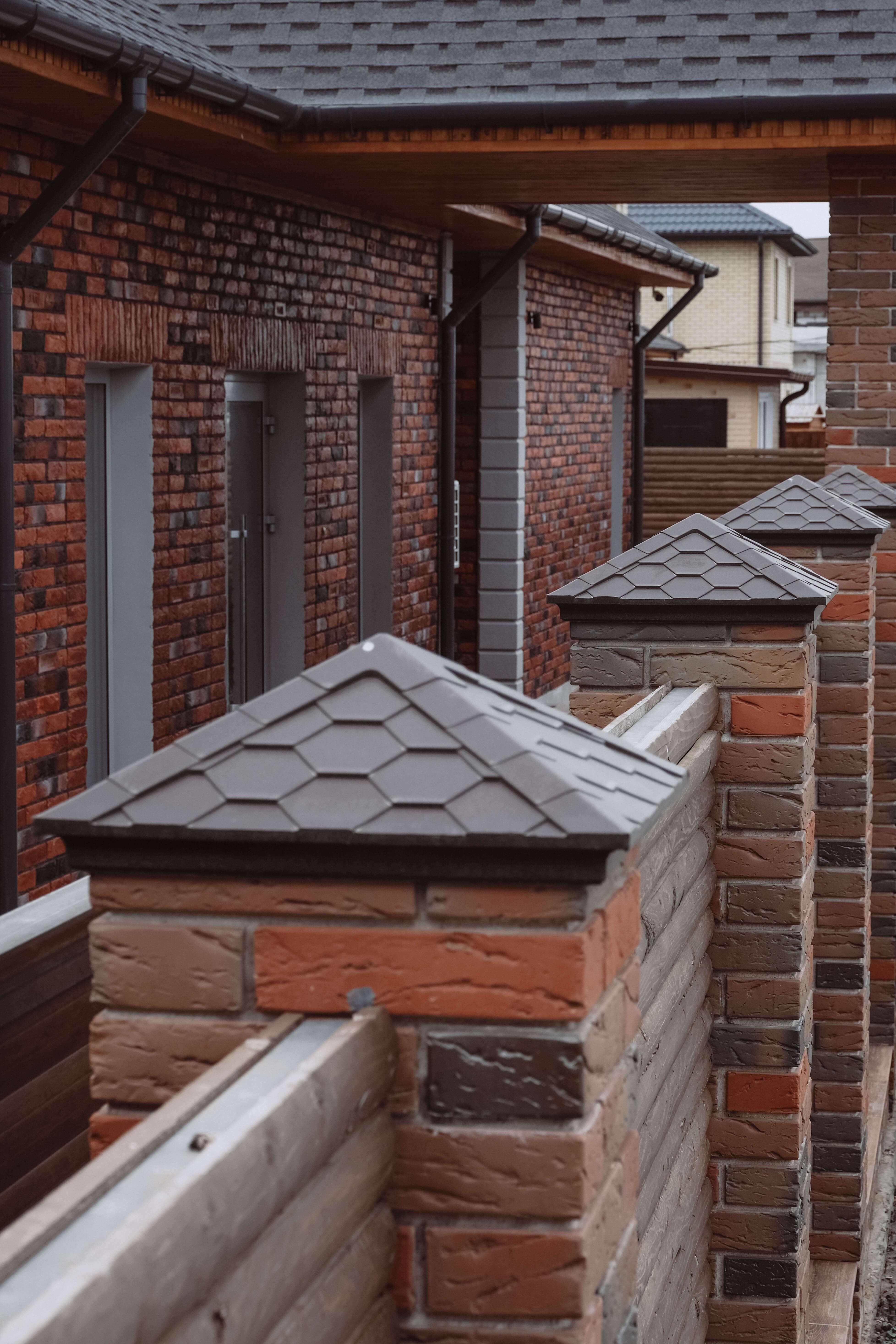 Колпак Zking Эверест Коричневый на столб 1.5х1.5 кирпича (390х390мм) в Кургане фото